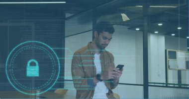 Akıllı telefon kullanan iki ırklı iş adamının asma kilit ve veri işleme görüntüsü. Çevrimiçi güvenlik, dijital arayüz, hesaplama ve veri işleme kavramı dijital olarak oluşturuldu.