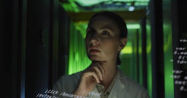 Beyaz kadının sunucuları kontrol ettiği veri işleme resmi. ağ, programlama, bilgisayarlar ve teknoloji konsepti dijital olarak oluşturuldu.