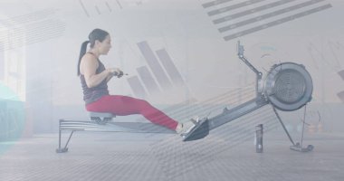 Spor salonunda kürek çekme makinesinde beyaz kadın eğitiminin arayüzündeki görüntü. Fitness, egzersiz, güç, veri, dijital arayüz ve dijital olarak üretilen görüntü.