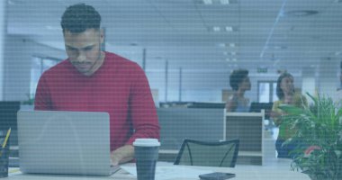 Ofisteki dizüstü bilgisayarla iki ırklı iş adamının mali veri işleme görüntüsü. Küresel iş, finans, hesaplama ve veri işleme kavramı dijital olarak oluşturulmuş görüntü.