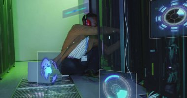 Sunucu odasında çalışan Afro-Amerikan bir adamın veri işleme görüntüsü. ağ, programlama, bilgisayarlar ve teknoloji kavramı