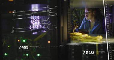 Sunucu odasında çalışan Afrikalı Amerikalı kadının entegre devrelerinin görüntüsü. 