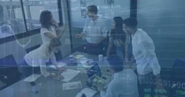 Ofiste beyin fırtınası yapan iş arkadaşlarıyla grafik ve veri arayüzü. iletişim teknolojisi dijital arayüz kavramı, dijital olarak oluşturulmuş görüntü.