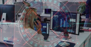 Ofiste çalışan beyaz iş kadınının veri işleme görüntüsü. Küresel iş, finans, hesaplama ve veri işleme kavramı dijital olarak oluşturulmuş görüntü.