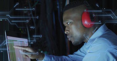 Bilgisayarda çalışan Afro-Amerikan bir adamın görüntüsü. ağ, programlama, bilgisayarlar ve teknoloji kavramı 