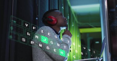 Sunucu odasında çalışan Afro-Amerikan bir adamın mektuplarını değiştirmenin görüntüsü. ağ, programlama, bilgisayarlar ve teknoloji kavramı 