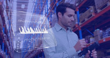 Depoda çalışan beyaz adamın ekranındaki veri işleme görüntüsü. Küresel gönderme, ağlar, hesaplama ve veri işleme kavramı dijital olarak oluşturuldu.