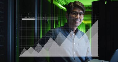 Sunucu odasında çalışan Asyalı adamın grafikleri ve verileri. ağ, programlama, bilgisayarlar ve teknoloji konsepti dijital olarak oluşturuldu.