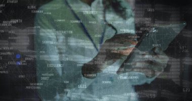 Tablet sunucu odasını kullanan Afrikalı Amerikalı bir kadının veri işleme görüntüsü. Bulut hesaplama, dijital arayüz ve dijital olarak oluşturulmuş güvenlik konsepti.