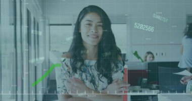 Verilerle ve gülümseyen iş kadını ve ofiste çalışan meslektaşlarla ilgili görüntü. küresel iletişim dijital arayüz kavramı, dijital olarak oluşturulmuş görüntü. 