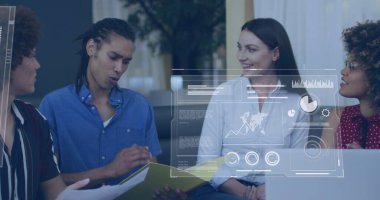 Ofisteki çeşitli iş adamlarının veri işleme görüntüsü. Küresel iş ve dijital arayüz kavramı dijital olarak oluşturulmuş görüntü.