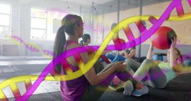 Çeşitli kadınlar üzerindeki DNA iplikçiklerinin eşleşmesi spor salonunda ilaç topları eşliğinde. Fitness, egzersiz, güç, veri, genetik ve teknoloji dijital olarak oluşturulmuş görüntü.