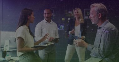 Muhtelif iş ekipleri ofiste bir toplantıda. Bu mesleki ortamda işbirliği ve strateji çok önemlidir..