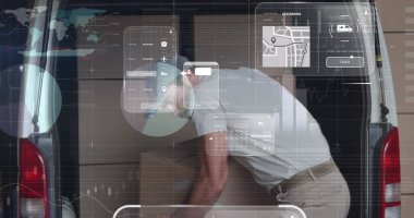 Kafkasyalı bir teslimatçı ve kutuların üzerindeki veri işleme görüntüsü. Küresel ağlar, dijital arayüz, hesaplama ve veri işleme kavramı dijital olarak oluşturuldu.