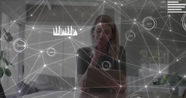 Tabletli Kafkasyalı iş kadını üzerindeki verilerle bağlantılı ağ görüntüsü. Küresel ağlar, işletmeler, finansmanlar, hesaplama ve veri işleme kavramı dijital olarak oluşturuldu.