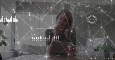 Tabletli Kafkasyalı iş kadını üzerindeki verilerle bağlantılı ağ görüntüsü. Küresel ağlar, işletmeler, finansmanlar, hesaplama ve veri işleme kavramı dijital olarak oluşturuldu.