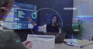 Ofisteki çeşitli iş adamlarıyla ilgili finansal veri işleme resmi. Küresel iş, finans, hesaplama ve veri işleme kavramı dijital olarak oluşturulmuş görüntü.