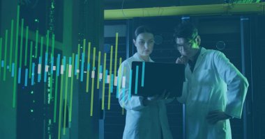 Sunucu odasında dizüstü bilgisayarla değişik çiftlerin veri işleme görüntüsü. Bulut hesaplama, dijital arayüz ve dijital olarak oluşturulmuş güvenlik konsepti.