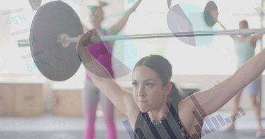 Beyaz kadın ağırlık eğitiminde spor salonunda koltuk değnekleriyle arayüz işleme verileri. Fitness, egzersiz, güç, veri, dijital arayüz ve dijital olarak üretilen görüntü.