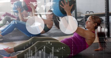 Çeşitli kadınların spor salonundaki tıp toplarıyla çapraz eğitimle ilgili arayüz işleme verilerinin görüntüsü. Fitness, egzersiz, güç, veri, dijital arayüz ve dijital olarak üretilen görüntü.