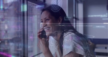 Akıllı telefon kullanan iki ırklı iş kadınının mali veri işleme görüntüsü. Küresel iş, finans, hesaplama ve veri işleme kavramı dijital olarak oluşturulmuş görüntü.