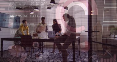 Ofisteki çeşitli iş adamlarıyla ilgili finansal veri işleme resmi. Küresel iş, finans, hesaplama ve veri işleme kavramı dijital olarak oluşturulmuş görüntü.