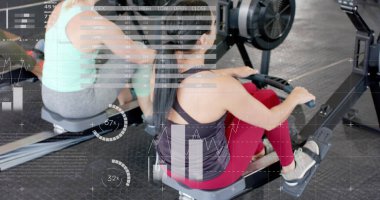 Spor salonundaki kürek çekme makineleri üzerinde çalışan beyaz kadınların arayüz işleme verilerinin görüntüsü. Fitness, egzersiz, güç, veri, dijital arayüz ve dijital olarak üretilen görüntü.
