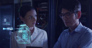 Sunucu odasında çalışan kadın ve erkek üzerinde digtal asma kilit ve veri görüntüsü. ağ, programlama, bilgisayarlar ve teknoloji konsepti dijital olarak oluşturuldu.