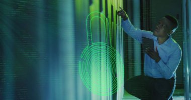 Sunucu odasında çalışan Afrikalı Amerikalı bir adamın dijital asma kilit görüntüsü. ağ, programlama, bilgisayarlar ve teknoloji kavramı 