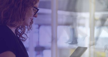 Kafkas iş kadınının veri işleme ve şehir manzarası yerine tablet kullanması. Küresel iş, finans, dijital arayüz, hesaplama ve veri işleme kavramı dijital olarak oluşturulmuş görüntü.