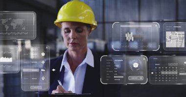 Beyaz kadının depoda çalıştığı ekranlardaki veri işleme görüntüsü. Küresel gönderme, ağlar, hesaplama ve veri işleme kavramı dijital olarak oluşturuldu.