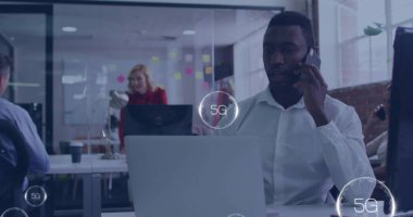 Diz üstü bilgisayar kullanan Afro-Amerikan bir adamın 6G mesajı. Küresel iş ve dijital arayüz kavramı dijital olarak oluşturulmuş görüntü.