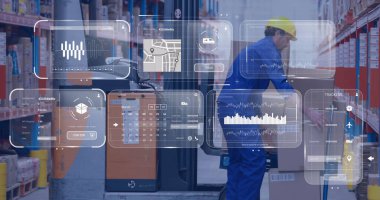 Beyaz adamın ambardaki görüntüsü ekranda görünüyor. Küresel ağlar, işletmeler, finansmanlar, hesaplama ve veri işleme kavramı dijital olarak oluşturuldu.