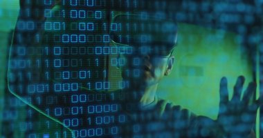 VR kulaklıkla Asyalı erkek üzerinde ikili kodlama veri işleme görüntüsü. Küresel veri işleme, sunucular ve bulut hesaplama kavramı dijital olarak oluşturuldu.