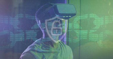 Sunucu odasında VR kulaklık kullanan Afro-Amerikan bir adamın dijital görüntüsü.