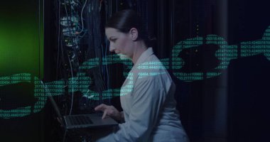 Beyaz kadın üzerinde bilgisayar sunucuları tarafından işlenen güvenlik zinciri veri görüntüsü. Küresel veri işleme, sunucular ve bulut hesaplama kavramı dijital olarak oluşturuldu.