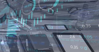 Elektronik cihazlar ve seyahat eşyalarıyla birlikte çantanın üzerindeki finansal veri işleme resmi. Küresel iş, finans, hesaplama ve veri işleme kavramı dijital olarak oluşturulmuş görüntü.