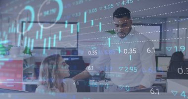 Ofiste çalışan iş arkadaşlarıyla veri ve istatistikleri gösteren arayüz resmi. küresel iletişim teknolojisi dijital arayüz kavramı, dijital olarak oluşturulmuş görüntü.