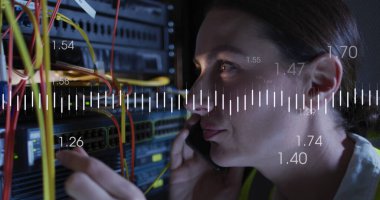 Bilgisayar sunucuları tarafından beyaz kadın üzerinde veri işleme görüntüsü. Küresel veri işleme, sunucular ve bulut hesaplama kavramı dijital olarak oluşturuldu.