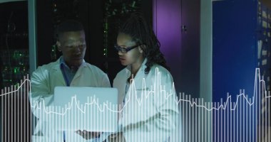 Sunucu odasında dizüstü bilgisayarda çalışan Afro-Amerikan erkek ve kadın grafikleri. ağ, programlama, bilgisayarlar ve teknoloji konsepti dijital olarak oluşturuldu.