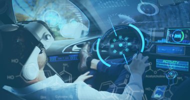 VR kulaklıklı adamın otomatik araba kullanarak görüntülediği bilgi görüntüsü. iletişim teknolojisi dijital arayüz kavramı, dijital olarak oluşturulmuş görüntü.