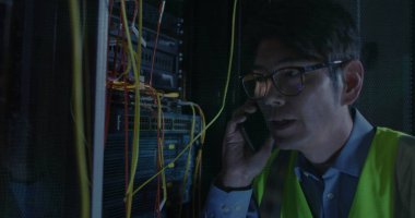 Bilgisayar sunucuları tarafından Asyalı erkek üzerinde işlem yapılan zincir ve veri görüntüsü. Küresel veri işleme, sunucular ve bulut hesaplama kavramı dijital olarak oluşturuldu.