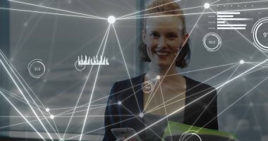 Akıllı telefon kullanan Kafkasyalı iş kadını üzerinden bağlantı ağı görüntüsü. Küresel ağlar, işletmeler, finansmanlar, hesaplama ve veri işleme kavramı dijital olarak oluşturuldu.