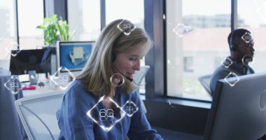 Telefon kulaklığı takan beyaz bir kadının 6G mesajı. Küresel iş ve dijital arayüz kavramı dijital olarak oluşturulmuş görüntü.