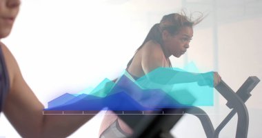 Mavi grafikteki veri işleme görüntüsü. Çeşitli kadınlar spor salonunda eliptik üzerinde çapraz antrenman yapıyor. Fitness, egzersiz, güç, veri, dijital arayüz ve dijital olarak üretilen görüntü.