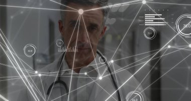 Tablet kullanan beyaz erkek doktor üzerinden veri ve bağlantı ağı görüntüsü. Küresel tıp, ağlar, dijital arayüz, hesaplama ve veri işleme kavramı dijital olarak oluşturulmuş görüntü.