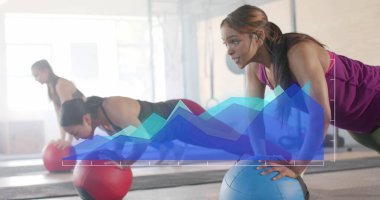 Çeşitli kadınların spor salonunda tıp topları üzerinde şınav çekerken mavi grafikteki görüntüler. Fitness, egzersiz, güç, veri, dijital arayüz ve dijital olarak üretilen görüntü.