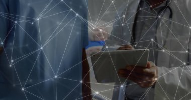 Tablet kullanan beyaz erkek doktor üzerinden veri ve bağlantı ağı görüntüsü. Küresel tıp, ağlar, dijital arayüz, hesaplama ve veri işleme kavramı dijital olarak oluşturulmuş görüntü.