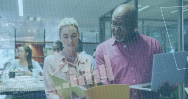 Ofiste dizüstü bilgisayar kullanan çeşitli iş adamlarının veri işleme görüntüsü. Küresel iş, finans, hesaplama ve veri işleme kavramı dijital olarak oluşturulmuş görüntü.