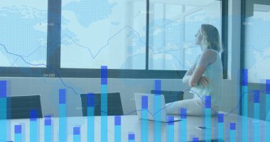 Ofiste dizüstü bilgisayar kullanan iş kadınının veri ve istatistiklerini gösteren arayüz resmi. küresel iletişim teknolojisi dijital arayüz kavramı, dijital olarak oluşturulmuş görüntü.